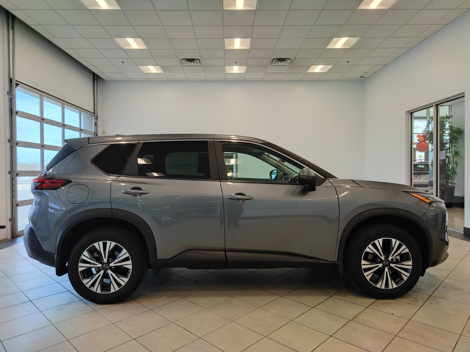 Used 2023 Nissan Rogue SV FWD image 2
