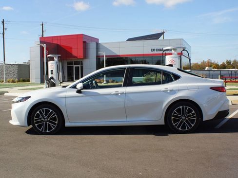 Used 2025 Toyota Camry XLE image 13