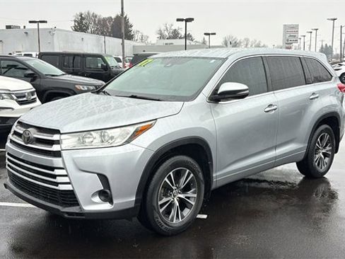 Used 2017 Toyota Highlander LE w/ Carpet Mat Package image 6