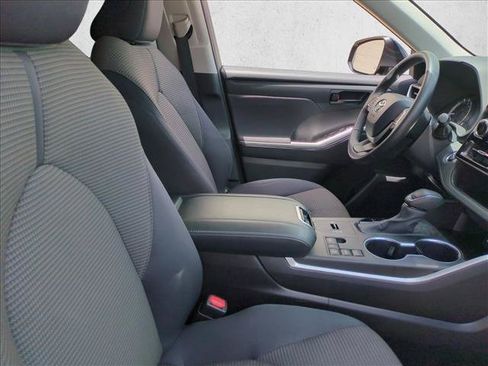 Certified 2024 Toyota Highlander LE FWD image 21