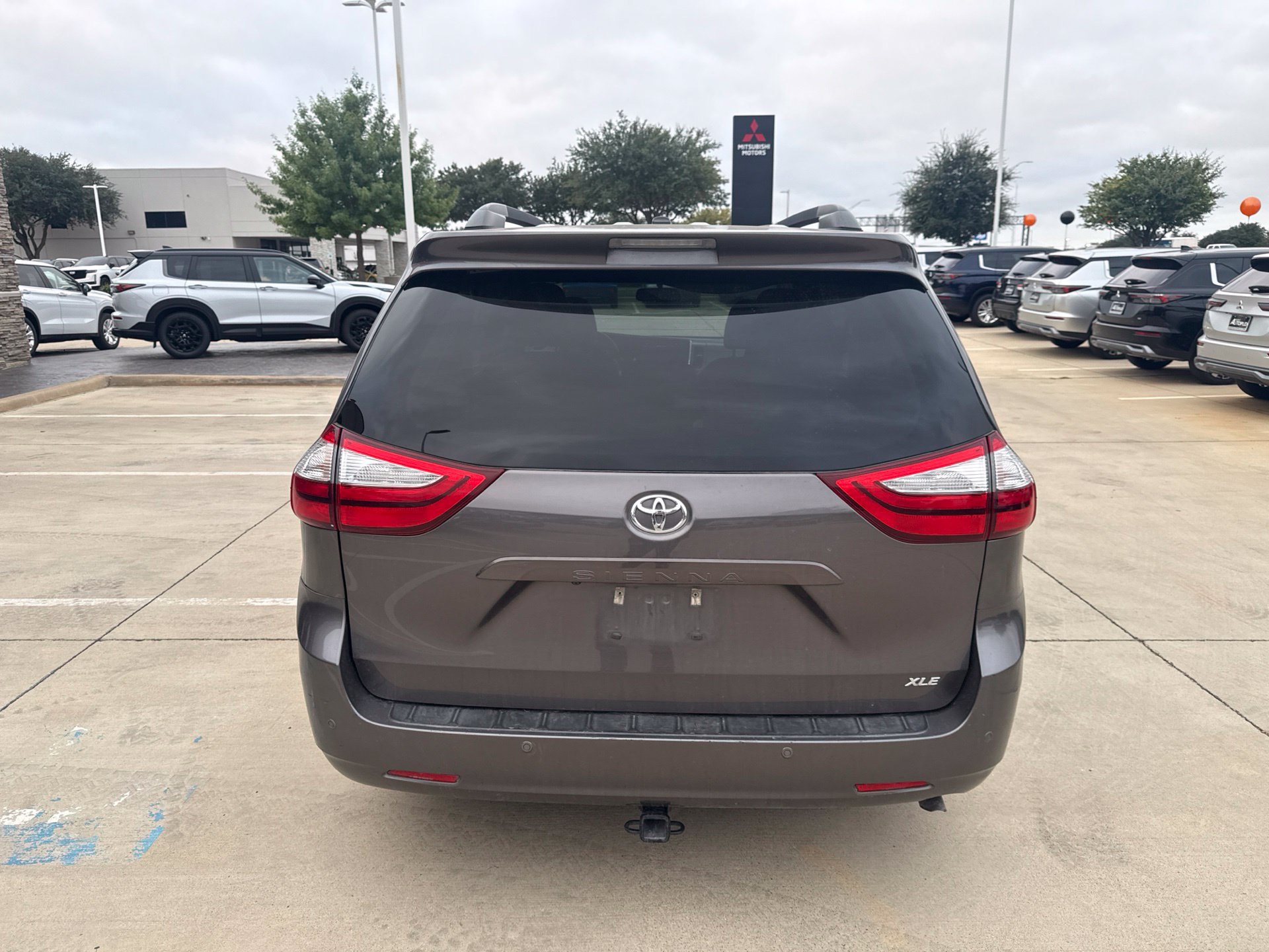 Used 2015 Toyota Sienna XLE w/ XLE Navigation Package FWD image 4