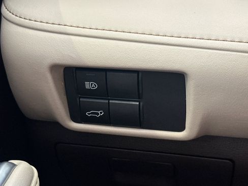 Used 2021 Toyota Highlander XLE FWD image 35