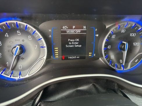 Used 2020 Chrysler Pacifica Touring-L image 12