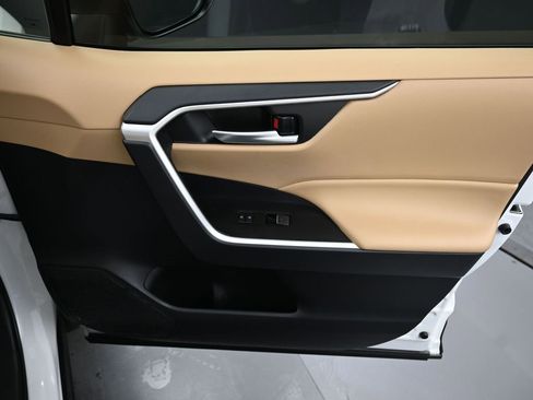 Used 2025 Toyota RAV4 XLE image 33