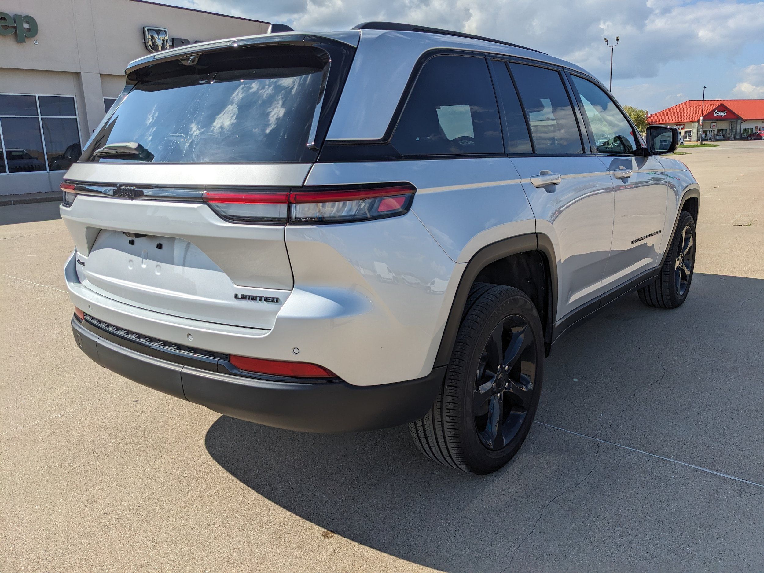 Used 2025 Jeep Grand Cherokee Limited w/ Luxury Tech Group II AWD/4WD image 8
