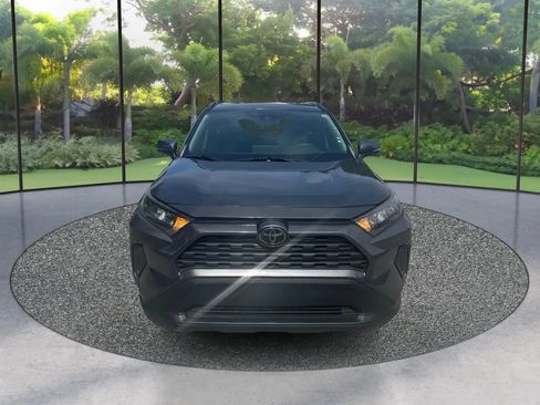 Used 2020 Toyota RAV4 LE FWD image 2