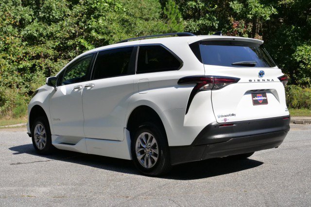 Used 2024 Toyota Sienna XLE w/ XLE Plus Package FWD image 7
