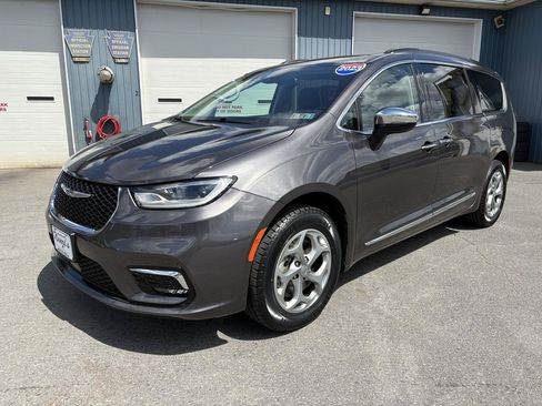 Used 2023 Chrysler Pacifica Limited AWD/4WD image 1