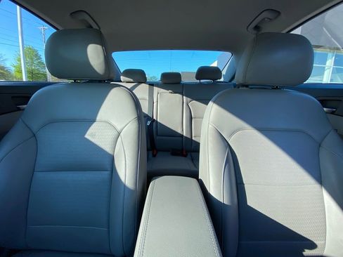 Used 2020 Hyundai Elantra Limited image 28