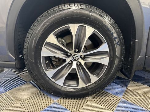 Used 2023 Toyota Highlander XLE AWD/4WD image 28