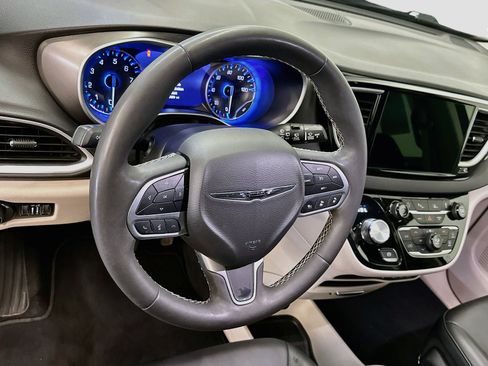Used 2024 Chrysler Pacifica Touring-L FWD image 18
