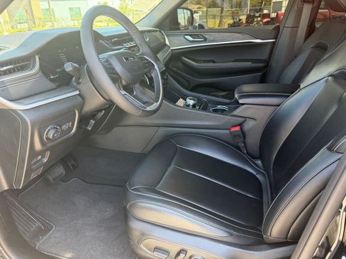 Used 2025 Jeep Grand Cherokee Limited w/ Black Appearance Package RWD image 3