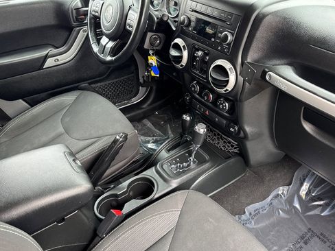 Used 2018 Jeep Wrangler Unlimited Rubicon w/ Connectivity Group AWD/4WD image 16