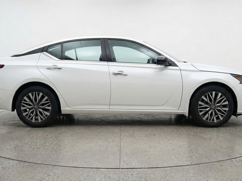 Used 2025 Nissan Altima 2.5 SV FWD image 11