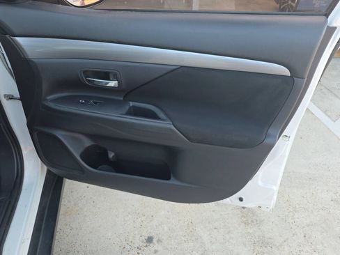 Used 2014 Mitsubishi Outlander SE image 29