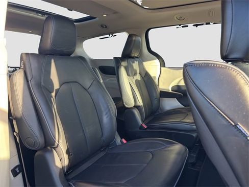 Used 2020 Chrysler Pacifica Limited w/ Advanced Safetytec Group image 18