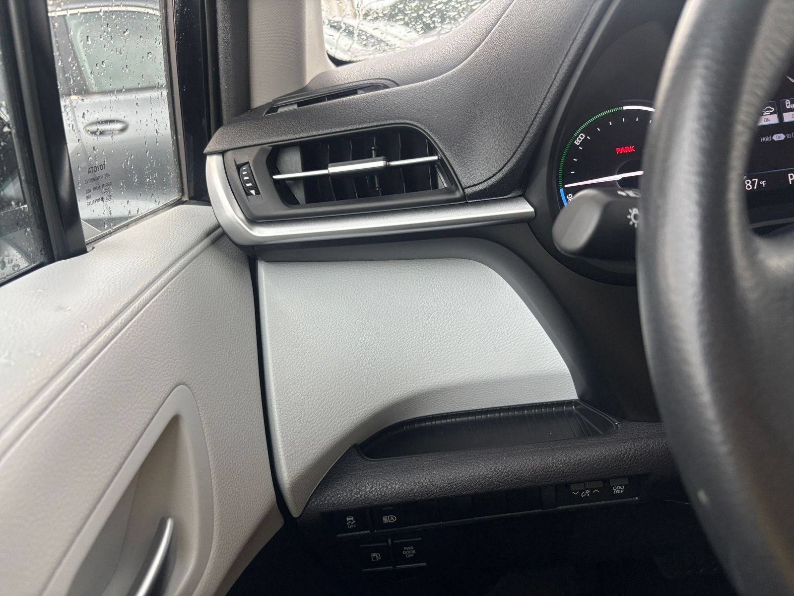 Used 2025 Toyota Sienna XLE FWD image 36