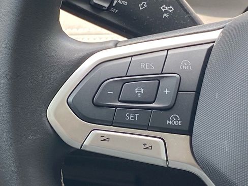 Used 2025 Volkswagen Tiguan SE AWD/4WD image 5