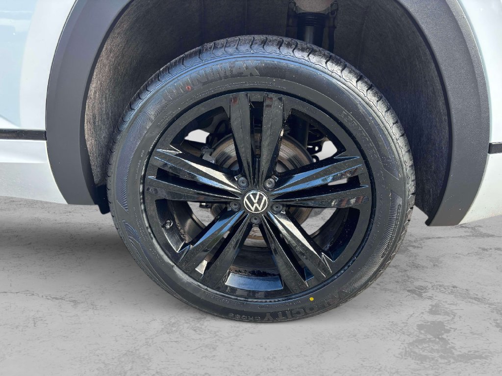 Used 2023 Volkswagen Atlas Cross Sport SEL R-Line AWD/4WD image 9