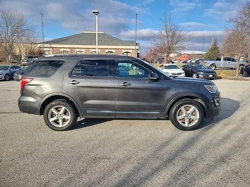 Used 2017 Ford Explorer XLT image 8