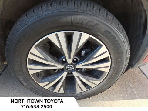 Used 2023 Nissan Rogue SV image 2