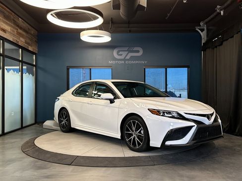 Used 2022 Toyota Camry SE image 1