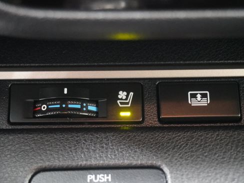 Used 2013 Lexus ES 300h w/ Luxury Pkg FWD image 20