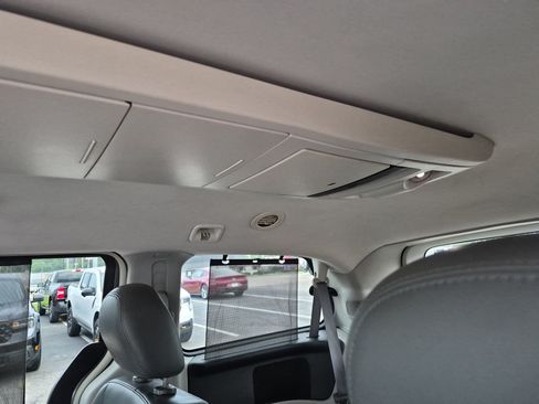 Used 2010 Volkswagen Routan SE FWD image 18
