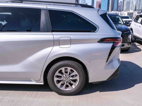 Certified 2023 Toyota Sienna XLE FWD image 8