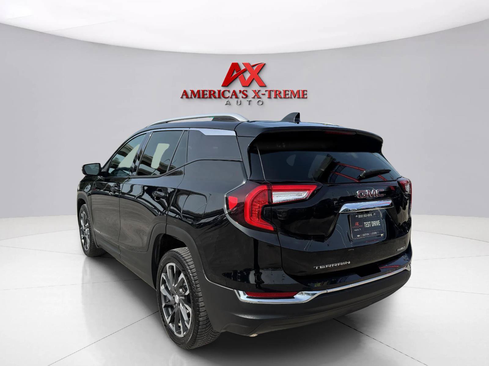 Used 2022 GMC Terrain SLT w/ Infotainment Package II AWD/4WD image 2