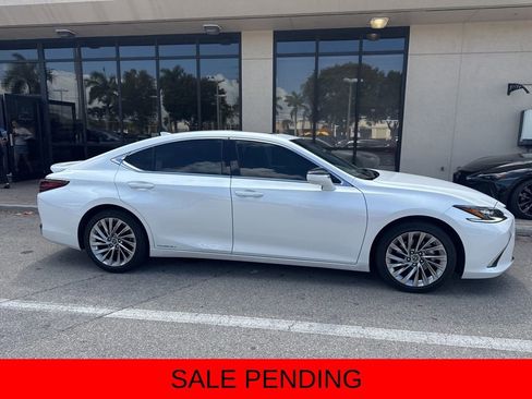 Used 2022 Lexus ES 300h Ultra Luxury w/ Accessory Package image 4