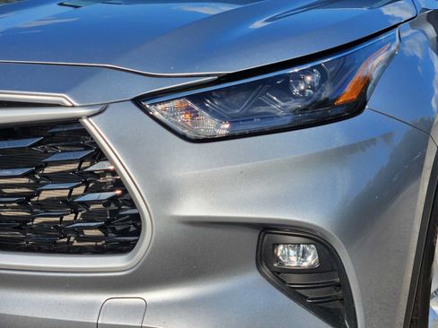 Used 2023 Toyota Highlander LE FWD image 7