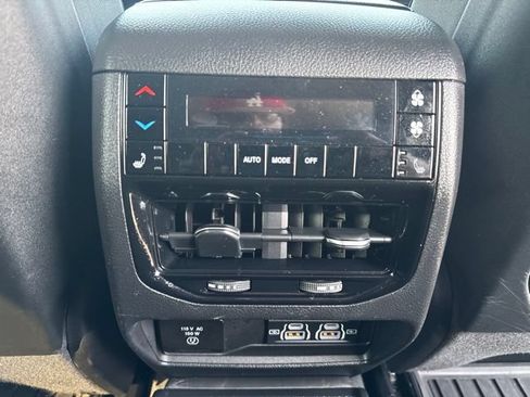 Used 2023 Jeep Grand Cherokee L Limited AWD/4WD image 37
