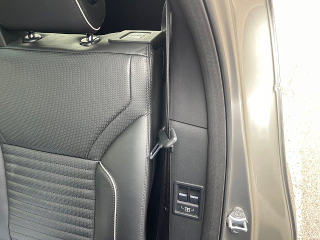 Used 2018 Land Rover Discovery HSE AWD/4WD image 16