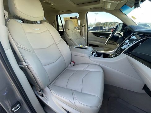 Used 2019 Cadillac Escalade Luxury image 28