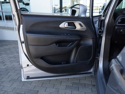 Used 2021 Chrysler Pacifica Limited w/ Uconnect Theater Family Group FWD image 15