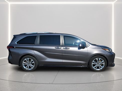 Used 2021 Toyota Sienna Platinum FWD image 6