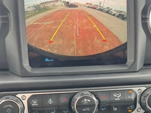 Used 2023 Jeep Wrangler Unlimited Sahara w/ Cold Weather Group image 17