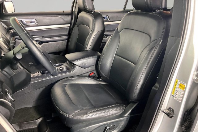 Used 2018 Ford Explorer XLT w/ Equipment Group 202A AWD/4WD image 18