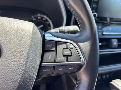 Used 2021 Toyota Highlander XLE AWD/4WD image 25