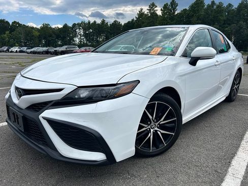 Used 2018 Toyota Camry SE FWD image 2