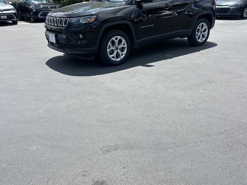 Used 2025 Jeep Compass Latitude w/ Sun & Sound Group AWD/4WD image 1