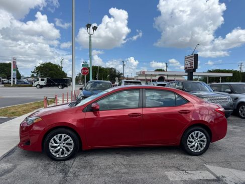 Used 2019 Toyota Corolla LE FWD image 2