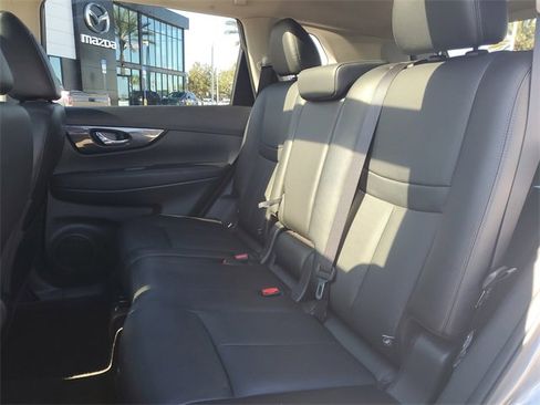 Used 2018 Nissan Rogue SL w/ Premium Package image 12