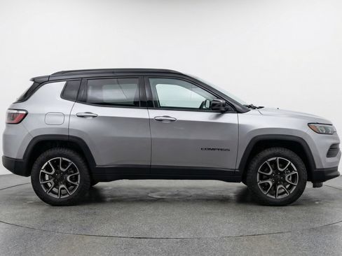 Used 2025 Jeep Compass Trailhawk image 11