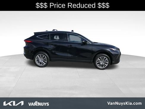 Used 2024 Toyota Venza XLE image 2