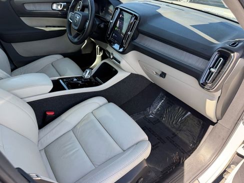 Used 2023 Volvo XC40 B4 Ultimate image 33