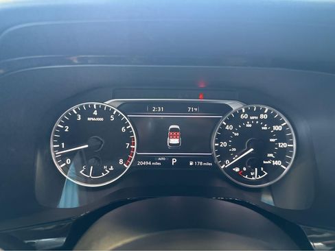 Used 2023 Nissan Pathfinder SL AWD/4WD image 3