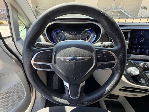 Used 2019 Chrysler Pacifica Touring Plus w/ Tire & Wheel Group FWD image 14