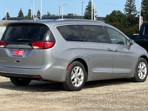 Used 2020 Chrysler Pacifica Limited FWD image 3